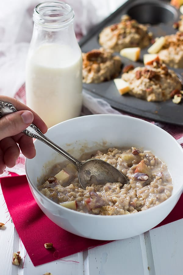 These Apple Cinnamon Freezer Oatmeal Cups are a warm and hearty breakfast made in just a few minutes!! | www.countrysidecravings.com