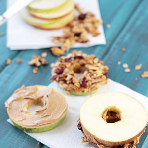 These apple peanut butter granola sandwiches are a fun snack for the kids and grown-ups!! | Countryside Cravings