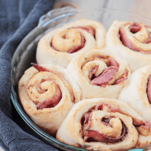 These Bacon Maple Cinnamon Rolls would be a great breakfast for Father's Day! | Countryside Cravings