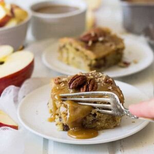 This Caramel Apple Pecan Cake is filled with tender apples, crunchy pecans and topped with a luscious caramel frosting! | www.countrysidecravings.com