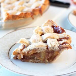 This Caramel Apple Pie is an all American classic but made with salted caramel inside! | Countryside Cravings