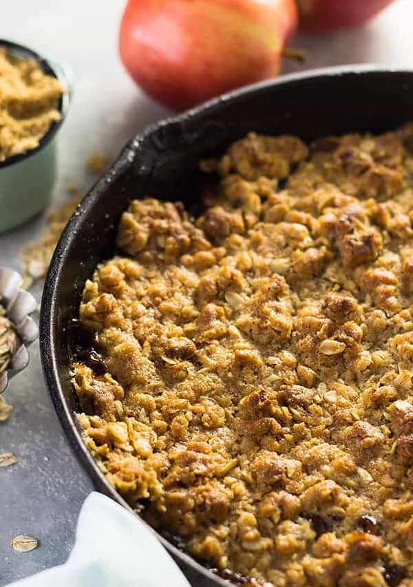This Easy Apple Butter Apple Crisp is made with apple butter, sweet tender apples and a crunchy oat topping. | www.countrysidecravings.com