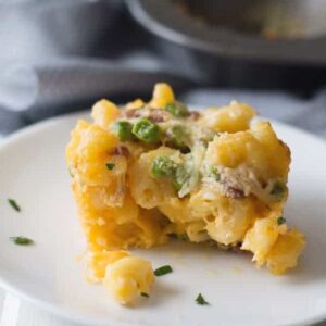 Macaroni and Cheese Cups -baking macaroni and cheese in a muffin tin makes them fun to eat and best of all- portable! | www.countrysidecravings.com