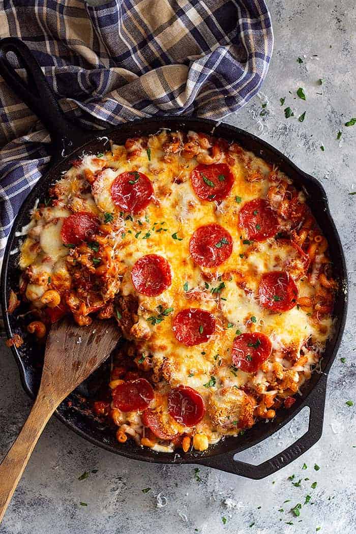 This One Pot Pizza Pasta will become a family favorite dinner! It's quick and easy to make and full of flavor! Plus, customize it and use whatever pizza toppings you like! #onepot #pastarecipe