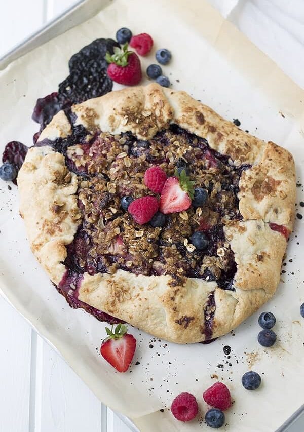 This Rustic Berry Tart is easier to make than a pie and looks and tastes amazing! | Countryside Cravings