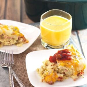 Slow Cooker Sausage and Potato Breakfast Casserole- a hearty and satisfying breakfast made right in your slow cooker! | countrysidecravings.com