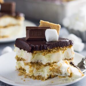 An easy S'mores Ice Box Cake recipe made with graham crackers, marshmallow filling and topped with chocolate ganache! | www.countrysidecravings.com