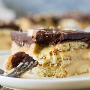 This Twix Icebox Cake is an easy and decadent no-bake cake. Made with homemade pudding, shortbread cookies, caramel and chocolate! | www.countrysidecravings.com